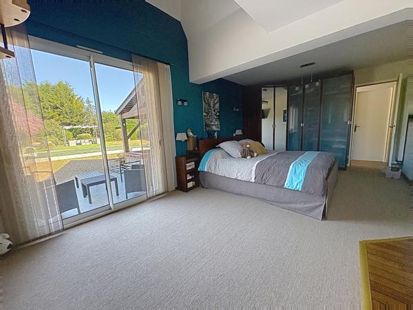Superbe maison familiale de plus de 180 m² avec piscine chauffée et terrain de 2 400 m² à Briollay