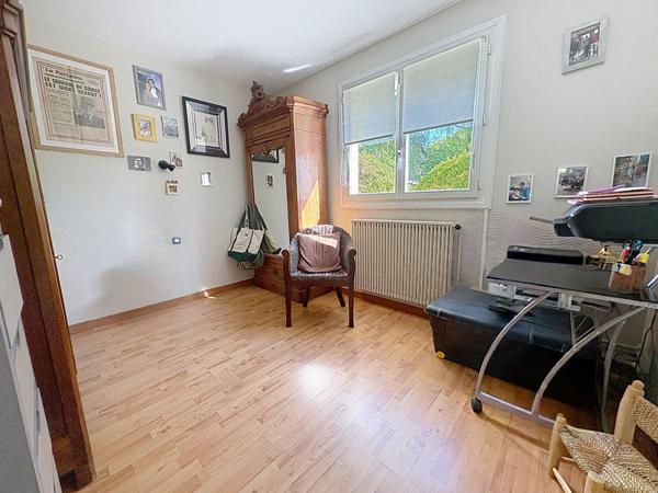 Superbe maison familiale de plus de 180 m² avec piscine chauffée et terrain de 2 400 m² à Briollay