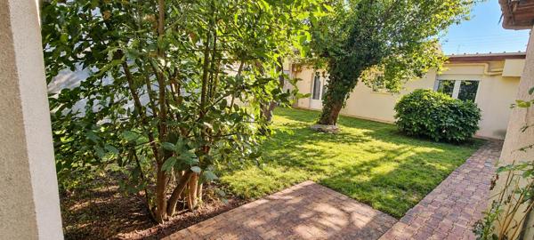 Ensemble immobilier. Immeuble de rapport avec 13 appartements loués meublés sur TALENCE. Rapport net 77616 euros