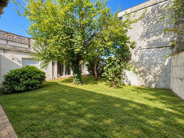 Ensemble immobilier. Immeuble de rapport avec 13 appartements loués meublés sur TALENCE. Rapport net 77616 euros