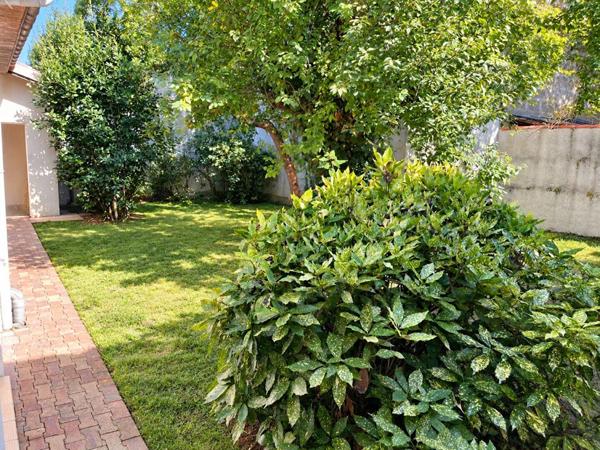 Ensemble immobilier. Immeuble de rapport avec 13 appartements loués meublés sur TALENCE. Rapport net 77616 euros