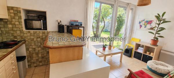 Ensemble immobilier. Immeuble de rapport avec 13 appartements loués meublés sur TALENCE. Rapport net 77616 euros
