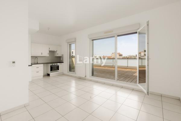 Appartement t2 avec terrasse. garage en sus à treize mille euros