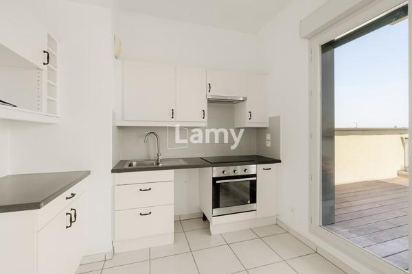 Appartement t2 avec terrasse. garage en sus à treize mille euros