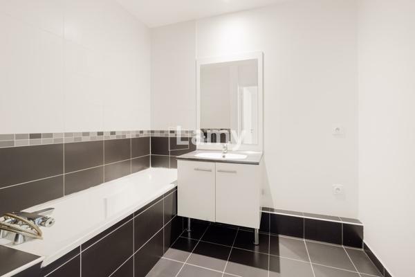 Appartement t2 avec terrasse. garage en sus à treize mille euros
