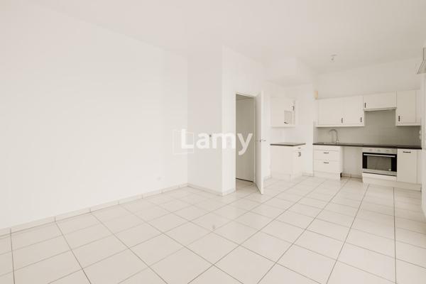 Appartement t2 avec terrasse. garage en sus à treize mille euros