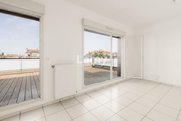 Appartement t2 avec terrasse. garage en sus à treize mille euros
