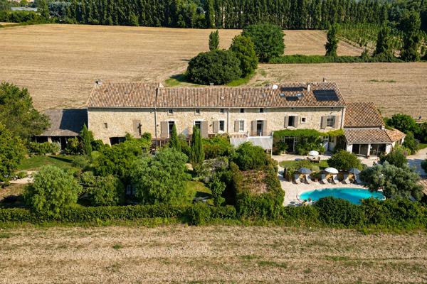 Domaine en pierre de 675 m² avec piscine sur près de 3 ha - Roquemaure Roquemaure