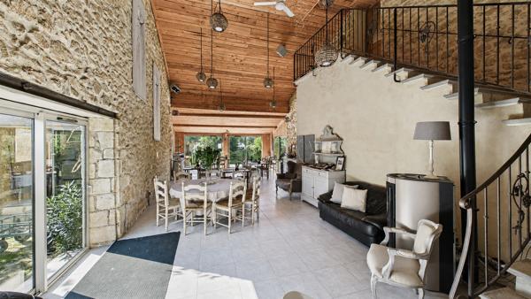 Domaine en pierre de 675 m² avec piscine sur près de 3 ha - Roquemaure Roquemaure