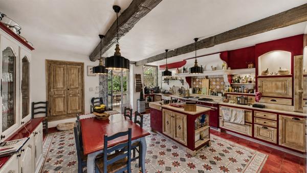 Domaine en pierre de 675 m² avec piscine sur près de 3 ha - Roquemaure Roquemaure