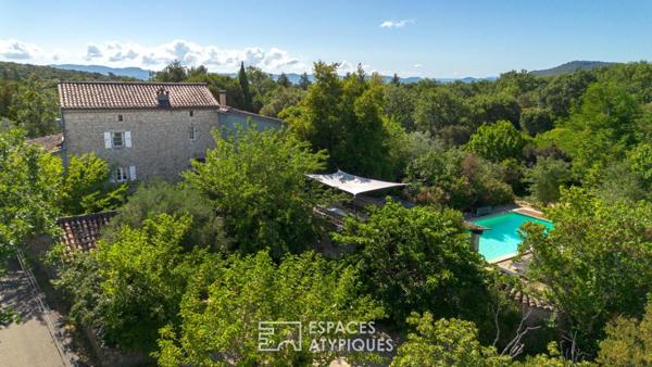 Mas de charme intimiste avec grand terrain arboré et spacieuse piscine