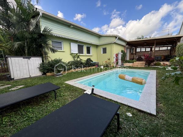 BSK Immobilier vous présente cette superbe maison créole de 138 m² habitables, édifiée sur un terrain clos, arboré et paysager de presque 600 m².
Dès l’entrée, vous serez séduit par ses beaux volumes et son ambiance chaleureuse. La pièce de vie, avec sa belle hauteur sous plafond, s’ouvre sur une cuisine entièrement équipée et aménagée. La maison dispose de 5 chambres, dont une suite parentale avec baignoire à remous, ainsi qu’un grand bureau. Elle comprend également une seconde salle d'eau, un second WC et deux greniers offrant de belles possibilités de rangement.
À l’extérieur, tout a été pensé pour profiter pleinement des lieux. Vous disposerez de deux grandes varangues d’environ 40 m² chacune, dont l’une aménagée avec bar, salon d’extérieur, grande table à manger et jacuzzi, avec vue sur la piscine. La seconde varangue, ainsi que la terrasse, prolongent agréablement les espaces de vie vers un extérieur dédié aux enfants avec trampoline.

Les prestations incluent également :
    - Piscine au sel chauffée
   -  Jacuzzi
   -  Portail électrique
    - Stationnement pour 3 véhicules
    - Deux greniers

La maison bénéficie d’un emplacement pratique et recherché, à seulement :
    - 4 minutes de la 4 voies
   -  10 minutes du front de mer de Saint-Pierre
    - moins de 100 mètres d’une école, d’une épicerie et d’une médiathèque

Un bien rare, alliant confort, élégance et qualité de vie. Il conviendra aussi bien à une famille qu’à un investisseur dans le cadre d’un projet de colocation.