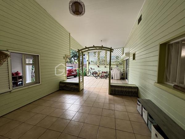 BSK Immobilier vous présente cette superbe maison créole de 138 m² habitables, édifiée sur un terrain clos, arboré et paysager de presque 600 m².
Dès l’entrée, vous serez séduit par ses beaux volumes et son ambiance chaleureuse. La pièce de vie, avec sa belle hauteur sous plafond, s’ouvre sur une cuisine entièrement équipée et aménagée. La maison dispose de 5 chambres, dont une suite parentale avec baignoire à remous, ainsi qu’un grand bureau. Elle comprend également une seconde salle d'eau, un second WC et deux greniers offrant de belles possibilités de rangement.
À l’extérieur, tout a été pensé pour profiter pleinement des lieux. Vous disposerez de deux grandes varangues d’environ 40 m² chacune, dont l’une aménagée avec bar, salon d’extérieur, grande table à manger et jacuzzi, avec vue sur la piscine. La seconde varangue, ainsi que la terrasse, prolongent agréablement les espaces de vie vers un extérieur dédié aux enfants avec trampoline.

Les prestations incluent également :
    - Piscine au sel chauffée
   -  Jacuzzi
   -  Portail électrique
    - Stationnement pour 3 véhicules
    - Deux greniers

La maison bénéficie d’un emplacement pratique et recherché, à seulement :
    - 4 minutes de la 4 voies
   -  10 minutes du front de mer de Saint-Pierre
    - moins de 100 mètres d’une école, d’une épicerie et d’une médiathèque

Un bien rare, alliant confort, élégance et qualité de vie. Il conviendra aussi bien à une famille qu’à un investisseur dans le cadre d’un projet de colocation.