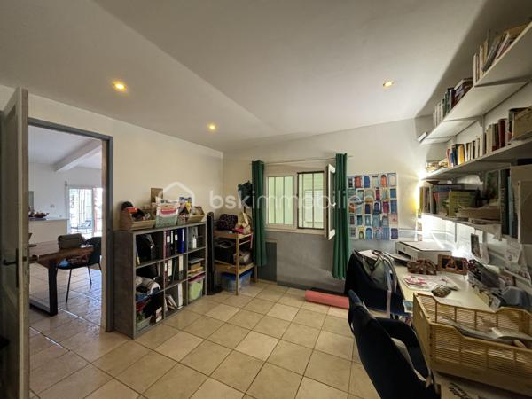 BSK Immobilier vous présente cette superbe maison créole de 138 m² habitables, édifiée sur un terrain clos, arboré et paysager de presque 600 m².
Dès l’entrée, vous serez séduit par ses beaux volumes et son ambiance chaleureuse. La pièce de vie, avec sa belle hauteur sous plafond, s’ouvre sur une cuisine entièrement équipée et aménagée. La maison dispose de 5 chambres, dont une suite parentale avec baignoire à remous, ainsi qu’un grand bureau. Elle comprend également une seconde salle d'eau, un second WC et deux greniers offrant de belles possibilités de rangement.
À l’extérieur, tout a été pensé pour profiter pleinement des lieux. Vous disposerez de deux grandes varangues d’environ 40 m² chacune, dont l’une aménagée avec bar, salon d’extérieur, grande table à manger et jacuzzi, avec vue sur la piscine. La seconde varangue, ainsi que la terrasse, prolongent agréablement les espaces de vie vers un extérieur dédié aux enfants avec trampoline.

Les prestations incluent également :
    - Piscine au sel chauffée
   -  Jacuzzi
   -  Portail électrique
    - Stationnement pour 3 véhicules
    - Deux greniers

La maison bénéficie d’un emplacement pratique et recherché, à seulement :
    - 4 minutes de la 4 voies
   -  10 minutes du front de mer de Saint-Pierre
    - moins de 100 mètres d’une école, d’une épicerie et d’une médiathèque

Un bien rare, alliant confort, élégance et qualité de vie. Il conviendra aussi bien à une famille qu’à un investisseur dans le cadre d’un projet de colocation.