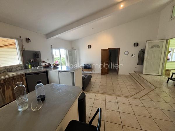 BSK Immobilier vous présente cette superbe maison créole de 138 m² habitables, édifiée sur un terrain clos, arboré et paysager de presque 600 m².
Dès l’entrée, vous serez séduit par ses beaux volumes et son ambiance chaleureuse. La pièce de vie, avec sa belle hauteur sous plafond, s’ouvre sur une cuisine entièrement équipée et aménagée. La maison dispose de 5 chambres, dont une suite parentale avec baignoire à remous, ainsi qu’un grand bureau. Elle comprend également une seconde salle d'eau, un second WC et deux greniers offrant de belles possibilités de rangement.
À l’extérieur, tout a été pensé pour profiter pleinement des lieux. Vous disposerez de deux grandes varangues d’environ 40 m² chacune, dont l’une aménagée avec bar, salon d’extérieur, grande table à manger et jacuzzi, avec vue sur la piscine. La seconde varangue, ainsi que la terrasse, prolongent agréablement les espaces de vie vers un extérieur dédié aux enfants avec trampoline.

Les prestations incluent également :
    - Piscine au sel chauffée
   -  Jacuzzi
   -  Portail électrique
    - Stationnement pour 3 véhicules
    - Deux greniers

La maison bénéficie d’un emplacement pratique et recherché, à seulement :
    - 4 minutes de la 4 voies
   -  10 minutes du front de mer de Saint-Pierre
    - moins de 100 mètres d’une école, d’une épicerie et d’une médiathèque

Un bien rare, alliant confort, élégance et qualité de vie. Il conviendra aussi bien à une famille qu’à un investisseur dans le cadre d’un projet de colocation.