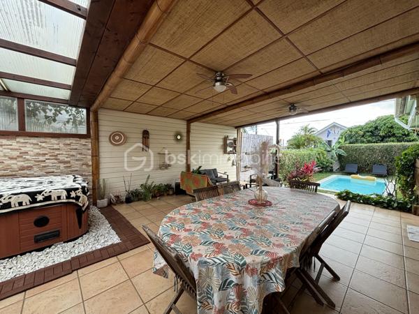 BSK Immobilier vous présente cette superbe maison créole de 138 m² habitables, édifiée sur un terrain clos, arboré et paysager de presque 600 m².
Dès l’entrée, vous serez séduit par ses beaux volumes et son ambiance chaleureuse. La pièce de vie, avec sa belle hauteur sous plafond, s’ouvre sur une cuisine entièrement équipée et aménagée. La maison dispose de 5 chambres, dont une suite parentale avec baignoire à remous, ainsi qu’un grand bureau. Elle comprend également une seconde salle d'eau, un second WC et deux greniers offrant de belles possibilités de rangement.
À l’extérieur, tout a été pensé pour profiter pleinement des lieux. Vous disposerez de deux grandes varangues d’environ 40 m² chacune, dont l’une aménagée avec bar, salon d’extérieur, grande table à manger et jacuzzi, avec vue sur la piscine. La seconde varangue, ainsi que la terrasse, prolongent agréablement les espaces de vie vers un extérieur dédié aux enfants avec trampoline.

Les prestations incluent également :
    - Piscine au sel chauffée
   -  Jacuzzi
   -  Portail électrique
    - Stationnement pour 3 véhicules
    - Deux greniers

La maison bénéficie d’un emplacement pratique et recherché, à seulement :
    - 4 minutes de la 4 voies
   -  10 minutes du front de mer de Saint-Pierre
    - moins de 100 mètres d’une école, d’une épicerie et d’une médiathèque

Un bien rare, alliant confort, élégance et qualité de vie. Il conviendra aussi bien à une famille qu’à un investisseur dans le cadre d’un projet de colocation.