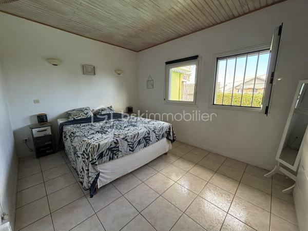BSK Immobilier vous présente cette superbe maison créole de 138 m² habitables, édifiée sur un terrain clos, arboré et paysager de presque 600 m².
Dès l’entrée, vous serez séduit par ses beaux volumes et son ambiance chaleureuse. La pièce de vie, avec sa belle hauteur sous plafond, s’ouvre sur une cuisine entièrement équipée et aménagée. La maison dispose de 5 chambres, dont une suite parentale avec baignoire à remous, ainsi qu’un grand bureau. Elle comprend également une seconde salle d'eau, un second WC et deux greniers offrant de belles possibilités de rangement.
À l’extérieur, tout a été pensé pour profiter pleinement des lieux. Vous disposerez de deux grandes varangues d’environ 40 m² chacune, dont l’une aménagée avec bar, salon d’extérieur, grande table à manger et jacuzzi, avec vue sur la piscine. La seconde varangue, ainsi que la terrasse, prolongent agréablement les espaces de vie vers un extérieur dédié aux enfants avec trampoline.

Les prestations incluent également :
    - Piscine au sel chauffée
   -  Jacuzzi
   -  Portail électrique
    - Stationnement pour 3 véhicules
    - Deux greniers

La maison bénéficie d’un emplacement pratique et recherché, à seulement :
    - 4 minutes de la 4 voies
   -  10 minutes du front de mer de Saint-Pierre
    - moins de 100 mètres d’une école, d’une épicerie et d’une médiathèque

Un bien rare, alliant confort, élégance et qualité de vie. Il conviendra aussi bien à une famille qu’à un investisseur dans le cadre d’un projet de colocation.