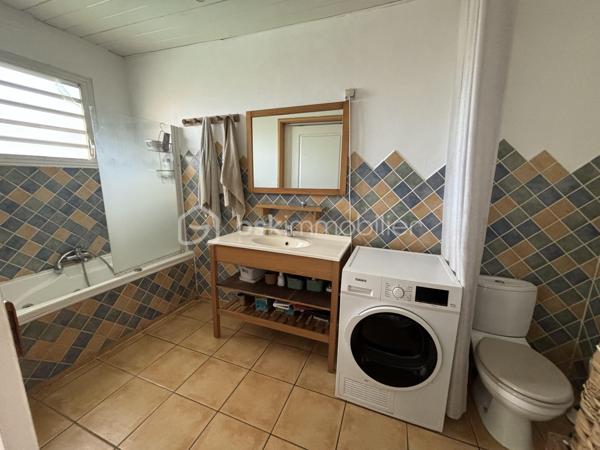 BSK Immobilier vous présente cette superbe maison créole de 138 m² habitables, édifiée sur un terrain clos, arboré et paysager de presque 600 m².
Dès l’entrée, vous serez séduit par ses beaux volumes et son ambiance chaleureuse. La pièce de vie, avec sa belle hauteur sous plafond, s’ouvre sur une cuisine entièrement équipée et aménagée. La maison dispose de 5 chambres, dont une suite parentale avec baignoire à remous, ainsi qu’un grand bureau. Elle comprend également une seconde salle d'eau, un second WC et deux greniers offrant de belles possibilités de rangement.
À l’extérieur, tout a été pensé pour profiter pleinement des lieux. Vous disposerez de deux grandes varangues d’environ 40 m² chacune, dont l’une aménagée avec bar, salon d’extérieur, grande table à manger et jacuzzi, avec vue sur la piscine. La seconde varangue, ainsi que la terrasse, prolongent agréablement les espaces de vie vers un extérieur dédié aux enfants avec trampoline.

Les prestations incluent également :
    - Piscine au sel chauffée
   -  Jacuzzi
   -  Portail électrique
    - Stationnement pour 3 véhicules
    - Deux greniers

La maison bénéficie d’un emplacement pratique et recherché, à seulement :
    - 4 minutes de la 4 voies
   -  10 minutes du front de mer de Saint-Pierre
    - moins de 100 mètres d’une école, d’une épicerie et d’une médiathèque

Un bien rare, alliant confort, élégance et qualité de vie. Il conviendra aussi bien à une famille qu’à un investisseur dans le cadre d’un projet de colocation.