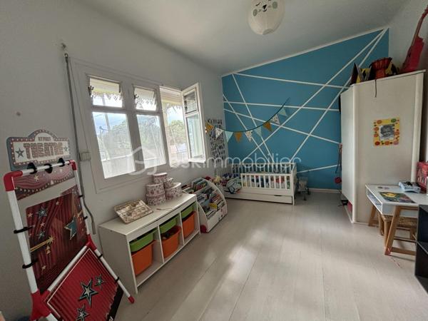 BSK Immobilier vous présente cette superbe maison créole de 138 m² habitables, édifiée sur un terrain clos, arboré et paysager de presque 600 m².
Dès l’entrée, vous serez séduit par ses beaux volumes et son ambiance chaleureuse. La pièce de vie, avec sa belle hauteur sous plafond, s’ouvre sur une cuisine entièrement équipée et aménagée. La maison dispose de 5 chambres, dont une suite parentale avec baignoire à remous, ainsi qu’un grand bureau. Elle comprend également une seconde salle d'eau, un second WC et deux greniers offrant de belles possibilités de rangement.
À l’extérieur, tout a été pensé pour profiter pleinement des lieux. Vous disposerez de deux grandes varangues d’environ 40 m² chacune, dont l’une aménagée avec bar, salon d’extérieur, grande table à manger et jacuzzi, avec vue sur la piscine. La seconde varangue, ainsi que la terrasse, prolongent agréablement les espaces de vie vers un extérieur dédié aux enfants avec trampoline.

Les prestations incluent également :
    - Piscine au sel chauffée
   -  Jacuzzi
   -  Portail électrique
    - Stationnement pour 3 véhicules
    - Deux greniers

La maison bénéficie d’un emplacement pratique et recherché, à seulement :
    - 4 minutes de la 4 voies
   -  10 minutes du front de mer de Saint-Pierre
    - moins de 100 mètres d’une école, d’une épicerie et d’une médiathèque

Un bien rare, alliant confort, élégance et qualité de vie. Il conviendra aussi bien à une famille qu’à un investisseur dans le cadre d’un projet de colocation.