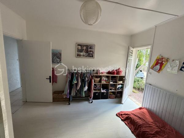 BSK Immobilier vous présente cette superbe maison créole de 138 m² habitables, édifiée sur un terrain clos, arboré et paysager de presque 600 m².
Dès l’entrée, vous serez séduit par ses beaux volumes et son ambiance chaleureuse. La pièce de vie, avec sa belle hauteur sous plafond, s’ouvre sur une cuisine entièrement équipée et aménagée. La maison dispose de 5 chambres, dont une suite parentale avec baignoire à remous, ainsi qu’un grand bureau. Elle comprend également une seconde salle d'eau, un second WC et deux greniers offrant de belles possibilités de rangement.
À l’extérieur, tout a été pensé pour profiter pleinement des lieux. Vous disposerez de deux grandes varangues d’environ 40 m² chacune, dont l’une aménagée avec bar, salon d’extérieur, grande table à manger et jacuzzi, avec vue sur la piscine. La seconde varangue, ainsi que la terrasse, prolongent agréablement les espaces de vie vers un extérieur dédié aux enfants avec trampoline.

Les prestations incluent également :
    - Piscine au sel chauffée
   -  Jacuzzi
   -  Portail électrique
    - Stationnement pour 3 véhicules
    - Deux greniers

La maison bénéficie d’un emplacement pratique et recherché, à seulement :
    - 4 minutes de la 4 voies
   -  10 minutes du front de mer de Saint-Pierre
    - moins de 100 mètres d’une école, d’une épicerie et d’une médiathèque

Un bien rare, alliant confort, élégance et qualité de vie. Il conviendra aussi bien à une famille qu’à un investisseur dans le cadre d’un projet de colocation.