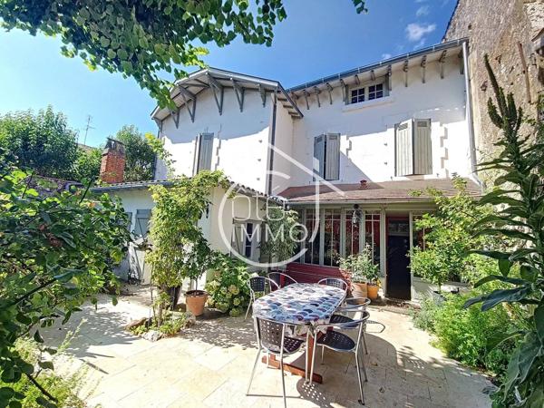 Pays Foyen : Maison de caractère avec piscine, dépendances et revenus locatifs