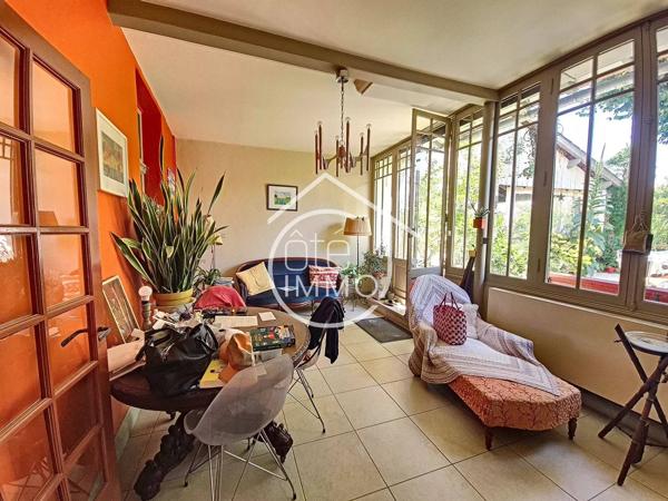 Pays Foyen : Maison de caractère avec piscine, dépendances et revenus locatifs
