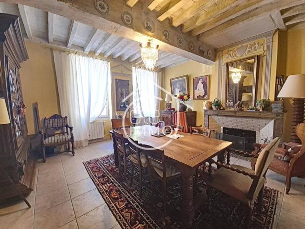 Pays Foyen : Maison de caractère avec piscine, dépendances et revenus locatifs