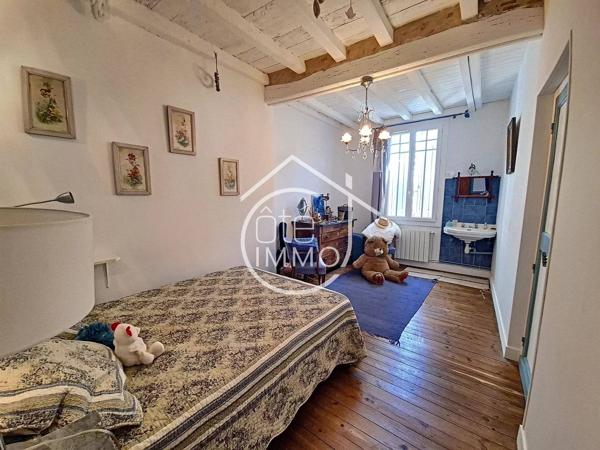 Pays Foyen : Maison de caractère avec piscine, dépendances et revenus locatifs