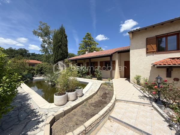 La Salvetat-Saint-Gilles / Idéalement située - Venez découvrir en exclusivité cette maison de 143m2, plus piscine et grand garage, sur une parcelle arborée de 994m2.

Située dans un quartier prisé et calme, cette maison à fort potentiel vous permettra de vivre en toute intimité avec accès rapide à toutes commodités : transports, commerces et écoles.

Détail des prestations : une pièce à vivre de 49m2 avec cheminée et coin cuisine (aménagée et équipée), une buanderie/arrière-cuisine, cinq chambres, un bureau, une salle de bain, une salle d'eau, terrasses, piscine au sel avec couverture motorisée, bassin et terrain de pétanque,...
Surfaces annexes : un garage de 60m2, un local sauna/jacuzzi de 10m2 et un grenier de 16m2 complètent les prestations de qualité de ce bien.

Les plus : exposition principale Sud, panneaux solaires avec contrat de revente (2000€ gains/an), climatisation gainable, double vitrage PVC (imitation bois), puits avec arrosage intégré (bassin connecté également), portails motorisés (deux entrées : garage et places extérieures), alarme, fibre. A découvrir sans tarder !