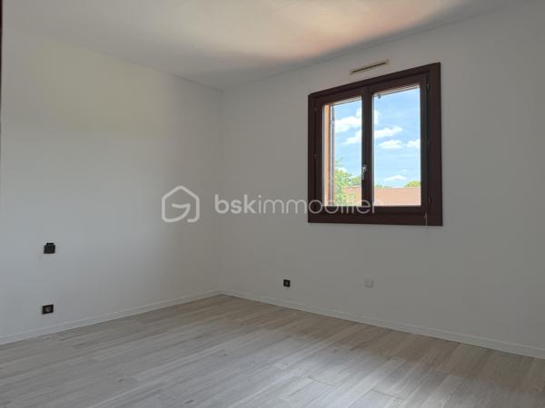 La Salvetat-Saint-Gilles / Idéalement située - Venez découvrir en exclusivité cette maison de 143m2, plus piscine et grand garage, sur une parcelle arborée de 994m2.

Située dans un quartier prisé et calme, cette maison à fort potentiel vous permettra de vivre en toute intimité avec accès rapide à toutes commodités : transports, commerces et écoles.

Détail des prestations : une pièce à vivre de 49m2 avec cheminée et coin cuisine (aménagée et équipée), une buanderie/arrière-cuisine, cinq chambres, un bureau, une salle de bain, une salle d'eau, terrasses, piscine au sel avec couverture motorisée, bassin et terrain de pétanque,...
Surfaces annexes : un garage de 60m2, un local sauna/jacuzzi de 10m2 et un grenier de 16m2 complètent les prestations de qualité de ce bien.

Les plus : exposition principale Sud, panneaux solaires avec contrat de revente (2000€ gains/an), climatisation gainable, double vitrage PVC (imitation bois), puits avec arrosage intégré (bassin connecté également), portails motorisés (deux entrées : garage et places extérieures), alarme, fibre. A découvrir sans tarder !