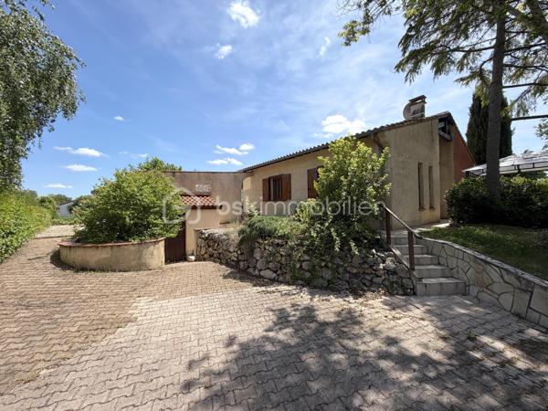 La Salvetat-Saint-Gilles / Idéalement située - Venez découvrir en exclusivité cette maison de 143m2, plus piscine et grand garage, sur une parcelle arborée de 994m2.

Située dans un quartier prisé et calme, cette maison à fort potentiel vous permettra de vivre en toute intimité avec accès rapide à toutes commodités : transports, commerces et écoles.

Détail des prestations : une pièce à vivre de 49m2 avec cheminée et coin cuisine (aménagée et équipée), une buanderie/arrière-cuisine, cinq chambres, un bureau, une salle de bain, une salle d'eau, terrasses, piscine au sel avec couverture motorisée, bassin et terrain de pétanque,...
Surfaces annexes : un garage de 60m2, un local sauna/jacuzzi de 10m2 et un grenier de 16m2 complètent les prestations de qualité de ce bien.

Les plus : exposition principale Sud, panneaux solaires avec contrat de revente (2000€ gains/an), climatisation gainable, double vitrage PVC (imitation bois), puits avec arrosage intégré (bassin connecté également), portails motorisés (deux entrées : garage et places extérieures), alarme, fibre. A découvrir sans tarder !