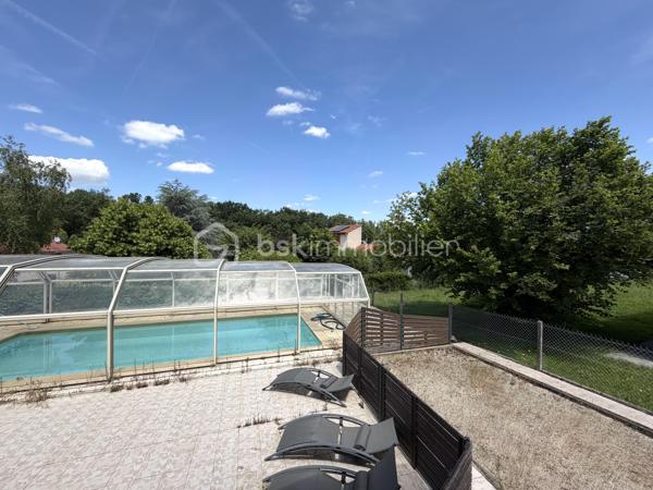 La Salvetat-Saint-Gilles / Idéalement située - Venez découvrir en exclusivité cette maison de 143m2, plus piscine et grand garage, sur une parcelle arborée de 994m2.

Située dans un quartier prisé et calme, cette maison à fort potentiel vous permettra de vivre en toute intimité avec accès rapide à toutes commodités : transports, commerces et écoles.

Détail des prestations : une pièce à vivre de 49m2 avec cheminée et coin cuisine (aménagée et équipée), une buanderie/arrière-cuisine, cinq chambres, un bureau, une salle de bain, une salle d'eau, terrasses, piscine au sel avec couverture motorisée, bassin et terrain de pétanque,...
Surfaces annexes : un garage de 60m2, un local sauna/jacuzzi de 10m2 et un grenier de 16m2 complètent les prestations de qualité de ce bien.

Les plus : exposition principale Sud, panneaux solaires avec contrat de revente (2000€ gains/an), climatisation gainable, double vitrage PVC (imitation bois), puits avec arrosage intégré (bassin connecté également), portails motorisés (deux entrées : garage et places extérieures), alarme, fibre. A découvrir sans tarder !