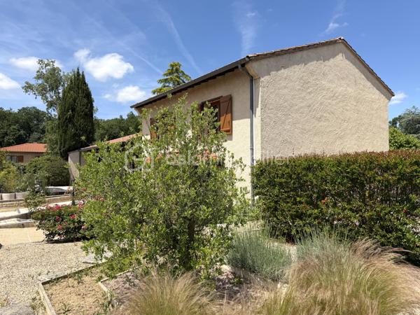 La Salvetat-Saint-Gilles / Idéalement située - Venez découvrir en exclusivité cette maison de 143m2, plus piscine et grand garage, sur une parcelle arborée de 994m2.

Située dans un quartier prisé et calme, cette maison à fort potentiel vous permettra de vivre en toute intimité avec accès rapide à toutes commodités : transports, commerces et écoles.

Détail des prestations : une pièce à vivre de 49m2 avec cheminée et coin cuisine (aménagée et équipée), une buanderie/arrière-cuisine, cinq chambres, un bureau, une salle de bain, une salle d'eau, terrasses, piscine au sel avec couverture motorisée, bassin et terrain de pétanque,...
Surfaces annexes : un garage de 60m2, un local sauna/jacuzzi de 10m2 et un grenier de 16m2 complètent les prestations de qualité de ce bien.

Les plus : exposition principale Sud, panneaux solaires avec contrat de revente (2000€ gains/an), climatisation gainable, double vitrage PVC (imitation bois), puits avec arrosage intégré (bassin connecté également), portails motorisés (deux entrées : garage et places extérieures), alarme, fibre. A découvrir sans tarder !