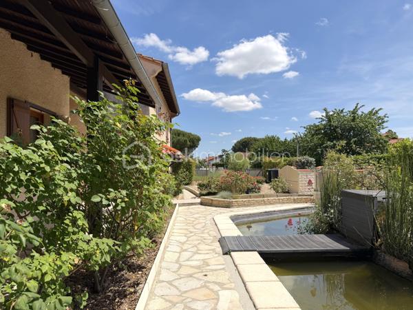 La Salvetat-Saint-Gilles / Idéalement située - Venez découvrir en exclusivité cette maison de 143m2, plus piscine et grand garage, sur une parcelle arborée de 994m2.

Située dans un quartier prisé et calme, cette maison à fort potentiel vous permettra de vivre en toute intimité avec accès rapide à toutes commodités : transports, commerces et écoles.

Détail des prestations : une pièce à vivre de 49m2 avec cheminée et coin cuisine (aménagée et équipée), une buanderie/arrière-cuisine, cinq chambres, un bureau, une salle de bain, une salle d'eau, terrasses, piscine au sel avec couverture motorisée, bassin et terrain de pétanque,...
Surfaces annexes : un garage de 60m2, un local sauna/jacuzzi de 10m2 et un grenier de 16m2 complètent les prestations de qualité de ce bien.

Les plus : exposition principale Sud, panneaux solaires avec contrat de revente (2000€ gains/an), climatisation gainable, double vitrage PVC (imitation bois), puits avec arrosage intégré (bassin connecté également), portails motorisés (deux entrées : garage et places extérieures), alarme, fibre. A découvrir sans tarder !