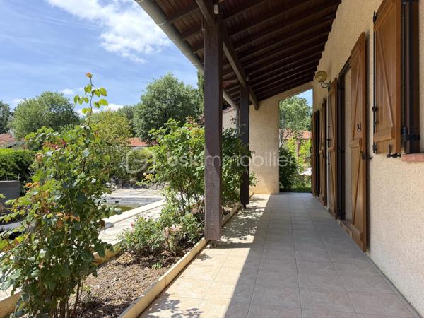 La Salvetat-Saint-Gilles / Idéalement située - Venez découvrir en exclusivité cette maison de 143m2, plus piscine et grand garage, sur une parcelle arborée de 994m2.

Située dans un quartier prisé et calme, cette maison à fort potentiel vous permettra de vivre en toute intimité avec accès rapide à toutes commodités : transports, commerces et écoles.

Détail des prestations : une pièce à vivre de 49m2 avec cheminée et coin cuisine (aménagée et équipée), une buanderie/arrière-cuisine, cinq chambres, un bureau, une salle de bain, une salle d'eau, terrasses, piscine au sel avec couverture motorisée, bassin et terrain de pétanque,...
Surfaces annexes : un garage de 60m2, un local sauna/jacuzzi de 10m2 et un grenier de 16m2 complètent les prestations de qualité de ce bien.

Les plus : exposition principale Sud, panneaux solaires avec contrat de revente (2000€ gains/an), climatisation gainable, double vitrage PVC (imitation bois), puits avec arrosage intégré (bassin connecté également), portails motorisés (deux entrées : garage et places extérieures), alarme, fibre. A découvrir sans tarder !