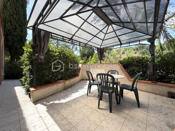 La Salvetat-Saint-Gilles / Idéalement située - Venez découvrir en exclusivité cette maison de 143m2, plus piscine et grand garage, sur une parcelle arborée de 994m2.

Située dans un quartier prisé et calme, cette maison à fort potentiel vous permettra de vivre en toute intimité avec accès rapide à toutes commodités : transports, commerces et écoles.

Détail des prestations : une pièce à vivre de 49m2 avec cheminée et coin cuisine (aménagée et équipée), une buanderie/arrière-cuisine, cinq chambres, un bureau, une salle de bain, une salle d'eau, terrasses, piscine au sel avec couverture motorisée, bassin et terrain de pétanque,...
Surfaces annexes : un garage de 60m2, un local sauna/jacuzzi de 10m2 et un grenier de 16m2 complètent les prestations de qualité de ce bien.

Les plus : exposition principale Sud, panneaux solaires avec contrat de revente (2000€ gains/an), climatisation gainable, double vitrage PVC (imitation bois), puits avec arrosage intégré (bassin connecté également), portails motorisés (deux entrées : garage et places extérieures), alarme, fibre. A découvrir sans tarder !