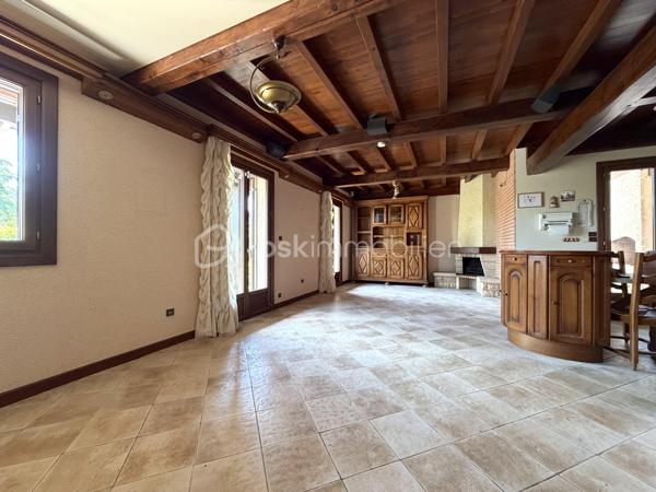 La Salvetat-Saint-Gilles / Idéalement située - Venez découvrir en exclusivité cette maison de 143m2, plus piscine et grand garage, sur une parcelle arborée de 994m2.

Située dans un quartier prisé et calme, cette maison à fort potentiel vous permettra de vivre en toute intimité avec accès rapide à toutes commodités : transports, commerces et écoles.

Détail des prestations : une pièce à vivre de 49m2 avec cheminée et coin cuisine (aménagée et équipée), une buanderie/arrière-cuisine, cinq chambres, un bureau, une salle de bain, une salle d'eau, terrasses, piscine au sel avec couverture motorisée, bassin et terrain de pétanque,...
Surfaces annexes : un garage de 60m2, un local sauna/jacuzzi de 10m2 et un grenier de 16m2 complètent les prestations de qualité de ce bien.

Les plus : exposition principale Sud, panneaux solaires avec contrat de revente (2000€ gains/an), climatisation gainable, double vitrage PVC (imitation bois), puits avec arrosage intégré (bassin connecté également), portails motorisés (deux entrées : garage et places extérieures), alarme, fibre. A découvrir sans tarder !