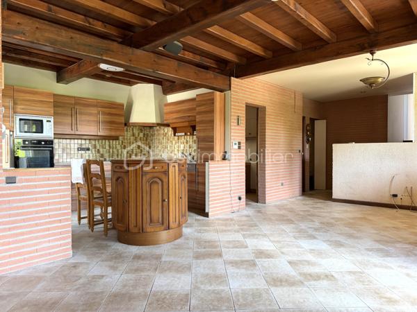 La Salvetat-Saint-Gilles / Idéalement située - Venez découvrir en exclusivité cette maison de 143m2, plus piscine et grand garage, sur une parcelle arborée de 994m2.

Située dans un quartier prisé et calme, cette maison à fort potentiel vous permettra de vivre en toute intimité avec accès rapide à toutes commodités : transports, commerces et écoles.

Détail des prestations : une pièce à vivre de 49m2 avec cheminée et coin cuisine (aménagée et équipée), une buanderie/arrière-cuisine, cinq chambres, un bureau, une salle de bain, une salle d'eau, terrasses, piscine au sel avec couverture motorisée, bassin et terrain de pétanque,...
Surfaces annexes : un garage de 60m2, un local sauna/jacuzzi de 10m2 et un grenier de 16m2 complètent les prestations de qualité de ce bien.

Les plus : exposition principale Sud, panneaux solaires avec contrat de revente (2000€ gains/an), climatisation gainable, double vitrage PVC (imitation bois), puits avec arrosage intégré (bassin connecté également), portails motorisés (deux entrées : garage et places extérieures), alarme, fibre. A découvrir sans tarder !