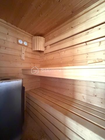 La Salvetat-Saint-Gilles / Idéalement située - Venez découvrir en exclusivité cette maison de 143m2, plus piscine et grand garage, sur une parcelle arborée de 994m2.

Située dans un quartier prisé et calme, cette maison à fort potentiel vous permettra de vivre en toute intimité avec accès rapide à toutes commodités : transports, commerces et écoles.

Détail des prestations : une pièce à vivre de 49m2 avec cheminée et coin cuisine (aménagée et équipée), une buanderie/arrière-cuisine, cinq chambres, un bureau, une salle de bain, une salle d'eau, terrasses, piscine au sel avec couverture motorisée, bassin et terrain de pétanque,...
Surfaces annexes : un garage de 60m2, un local sauna/jacuzzi de 10m2 et un grenier de 16m2 complètent les prestations de qualité de ce bien.

Les plus : exposition principale Sud, panneaux solaires avec contrat de revente (2000€ gains/an), climatisation gainable, double vitrage PVC (imitation bois), puits avec arrosage intégré (bassin connecté également), portails motorisés (deux entrées : garage et places extérieures), alarme, fibre. A découvrir sans tarder !