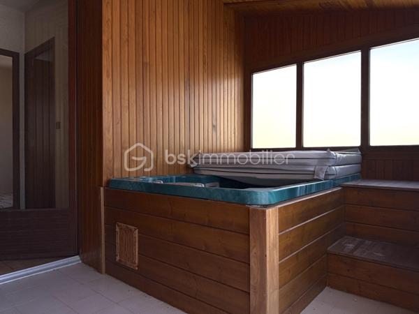 La Salvetat-Saint-Gilles / Idéalement située - Venez découvrir en exclusivité cette maison de 143m2, plus piscine et grand garage, sur une parcelle arborée de 994m2.

Située dans un quartier prisé et calme, cette maison à fort potentiel vous permettra de vivre en toute intimité avec accès rapide à toutes commodités : transports, commerces et écoles.

Détail des prestations : une pièce à vivre de 49m2 avec cheminée et coin cuisine (aménagée et équipée), une buanderie/arrière-cuisine, cinq chambres, un bureau, une salle de bain, une salle d'eau, terrasses, piscine au sel avec couverture motorisée, bassin et terrain de pétanque,...
Surfaces annexes : un garage de 60m2, un local sauna/jacuzzi de 10m2 et un grenier de 16m2 complètent les prestations de qualité de ce bien.

Les plus : exposition principale Sud, panneaux solaires avec contrat de revente (2000€ gains/an), climatisation gainable, double vitrage PVC (imitation bois), puits avec arrosage intégré (bassin connecté également), portails motorisés (deux entrées : garage et places extérieures), alarme, fibre. A découvrir sans tarder !