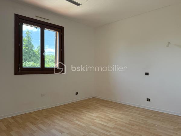 La Salvetat-Saint-Gilles / Idéalement située - Venez découvrir en exclusivité cette maison de 143m2, plus piscine et grand garage, sur une parcelle arborée de 994m2.

Située dans un quartier prisé et calme, cette maison à fort potentiel vous permettra de vivre en toute intimité avec accès rapide à toutes commodités : transports, commerces et écoles.

Détail des prestations : une pièce à vivre de 49m2 avec cheminée et coin cuisine (aménagée et équipée), une buanderie/arrière-cuisine, cinq chambres, un bureau, une salle de bain, une salle d'eau, terrasses, piscine au sel avec couverture motorisée, bassin et terrain de pétanque,...
Surfaces annexes : un garage de 60m2, un local sauna/jacuzzi de 10m2 et un grenier de 16m2 complètent les prestations de qualité de ce bien.

Les plus : exposition principale Sud, panneaux solaires avec contrat de revente (2000€ gains/an), climatisation gainable, double vitrage PVC (imitation bois), puits avec arrosage intégré (bassin connecté également), portails motorisés (deux entrées : garage et places extérieures), alarme, fibre. A découvrir sans tarder !