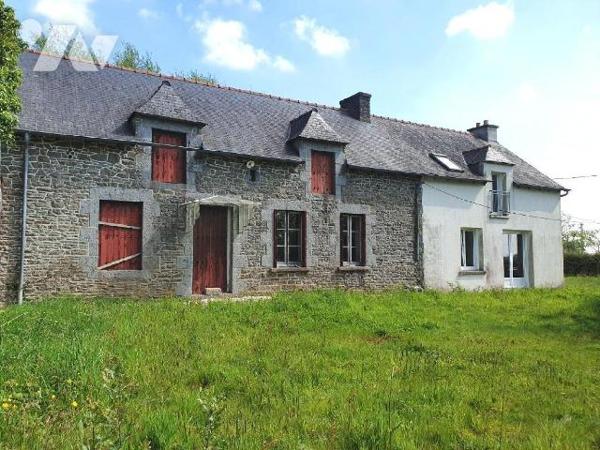 GOMENE Une longère composée à l'Est : 
 un séjour avec cheminée, une cuisine, une arrière-cuis...