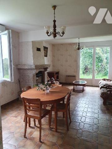 GOMENE Une longère composée à l'Est : 
 un séjour avec cheminée, une cuisine, une arrière-cuis...