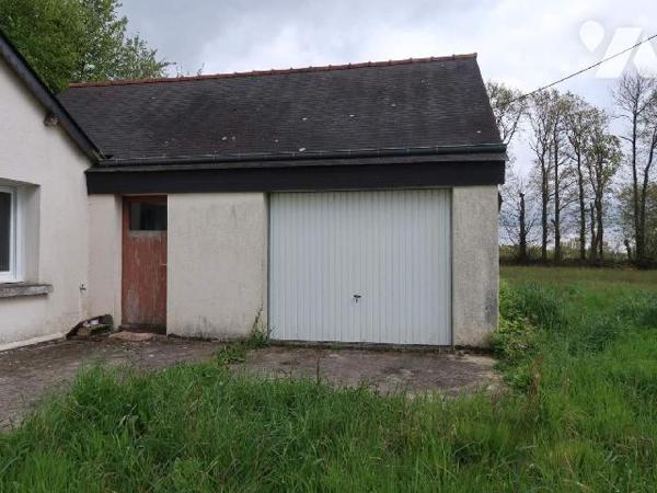 GOMENE Une longère composée à l'Est : 
 un séjour avec cheminée, une cuisine, une arrière-cuis...