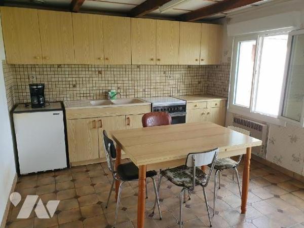 GOMENE Une longère composée à l'Est : 
 un séjour avec cheminée, une cuisine, une arrière-cuis...