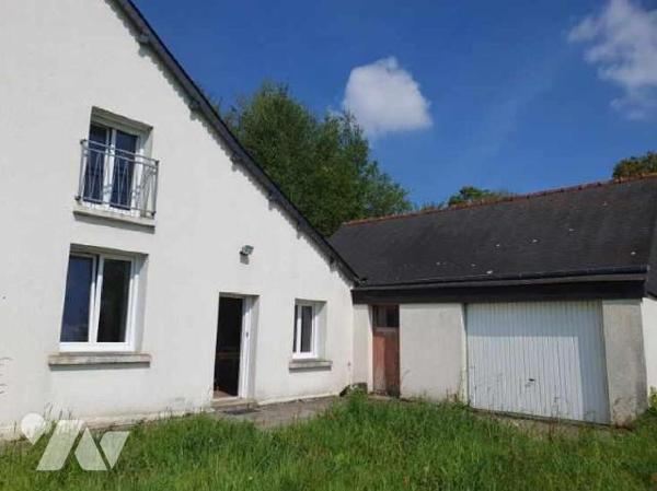 GOMENE Une longère composée à l'Est : 
 un séjour avec cheminée, une cuisine, une arrière-cuis...