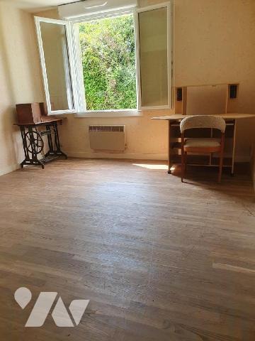 GOMENE Une longère composée à l'Est : 
 un séjour avec cheminée, une cuisine, une arrière-cuis...