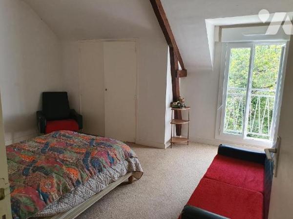 GOMENE Une longère composée à l'Est : 
 un séjour avec cheminée, une cuisine, une arrière-cuis...