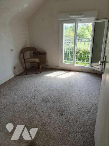 GOMENE Une longère composée à l'Est : 
 un séjour avec cheminée, une cuisine, une arrière-cuis...