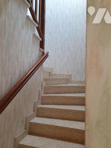 GOMENE Une longère composée à l'Est : 
 un séjour avec cheminée, une cuisine, une arrière-cuis...